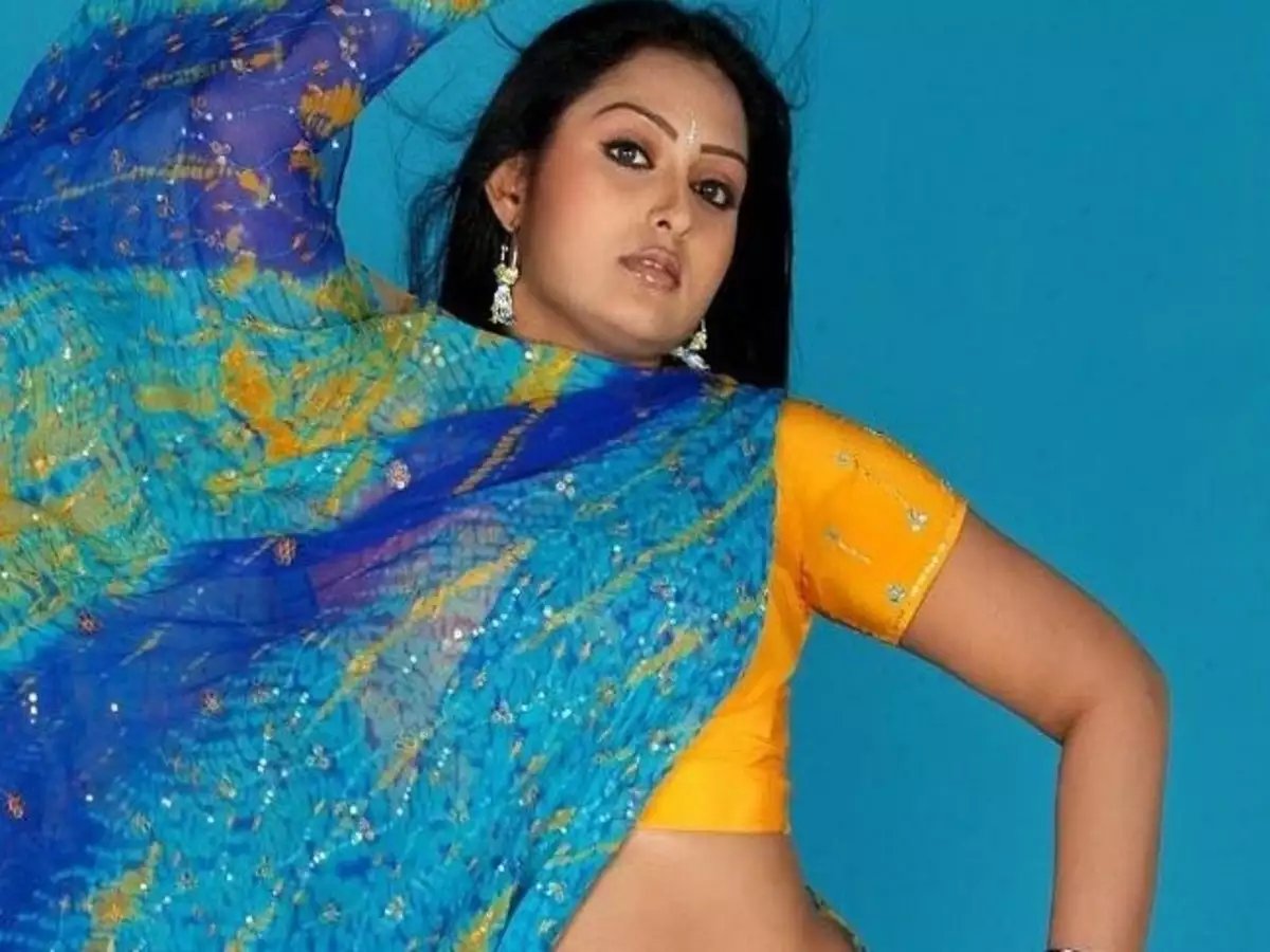 தனக்கு கண்ணீர் அஞ்சலி போஸ்டர் அடித்தவர்களை விளாசிய நடிகை
