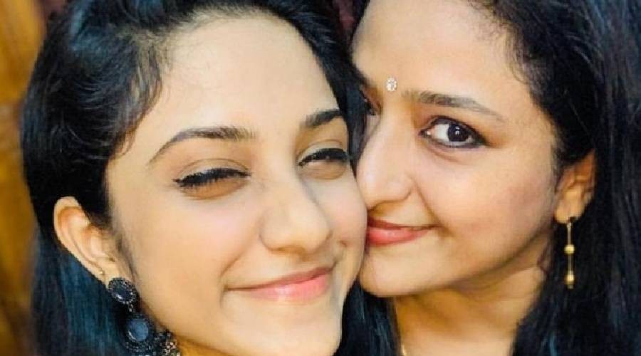 ராஜா ராணி நிகழ்ச்சியின் மாமியாருக்கு இவ்வளவு அழகிய மகளா?