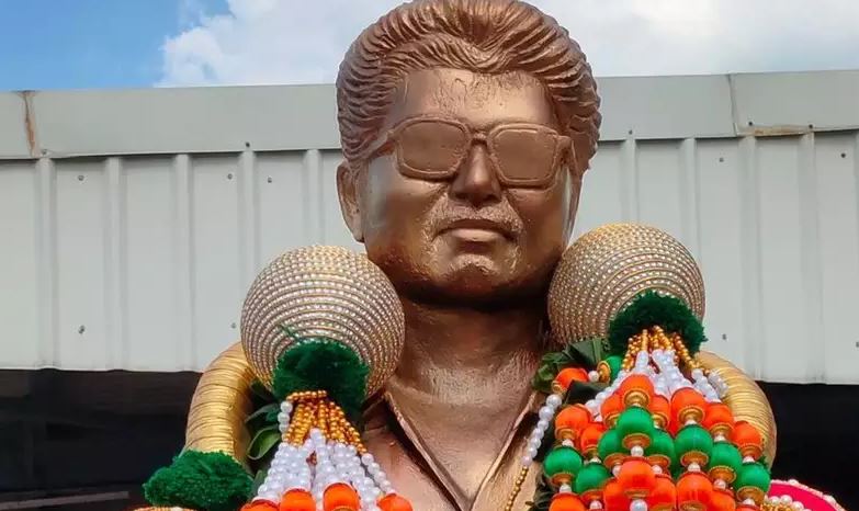 நடிகர் விஜய்க்கு சிலை வைத்த ரசிகர்கள்
