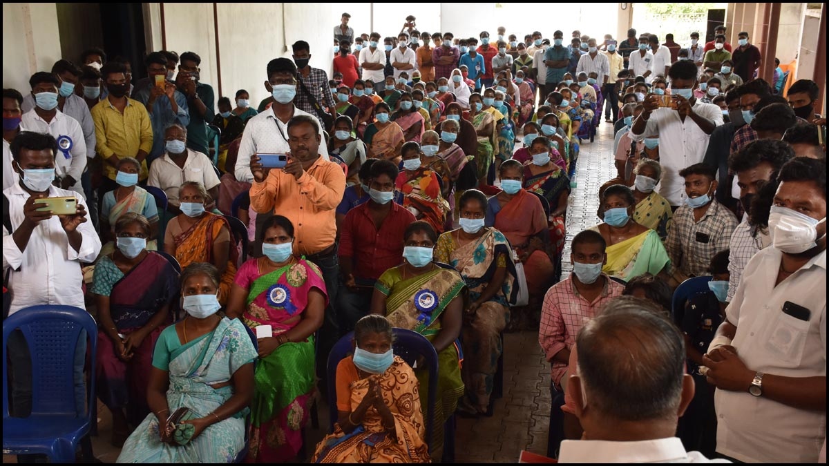 விஜய் பிறந்த நாளில் 200 குடும்பங்களுக்கு ரசிகர்கள் நிவாரண உதவி