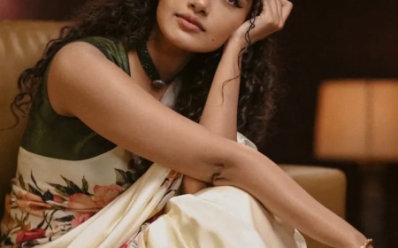 இரட்டை விழியால் ரசிகர்களை ஈர்க்கும் அனுபமா பரமேஸ்வரன்!